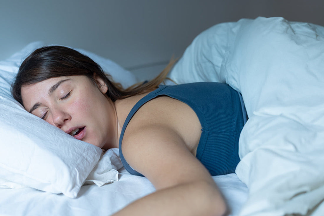 Melatonin Tabletten als natürliche Schlafhilfe auf einem Nachttisch – Unterstützung beim Einschlafen und Schlafrhythmus