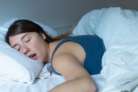 Melatonin Tabletten als natürliche Schlafhilfe auf einem Nachttisch – Unterstützung beim Einschlafen und Schlafrhythmus